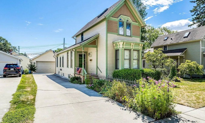Port Huron House | Frank's Folk Victorian - Blocks from the Beach! Book for Summer 2024