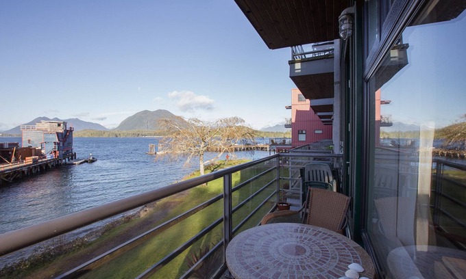 Tofino Condo | Fred Tibbs #17 I Ocean View I Fireplace I Downtown I Bakery I Cozy