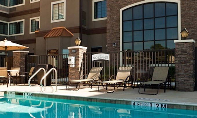 Aldine Condo | Free Breakfast Buffet + Outdoor Pool | Comfy Suite
