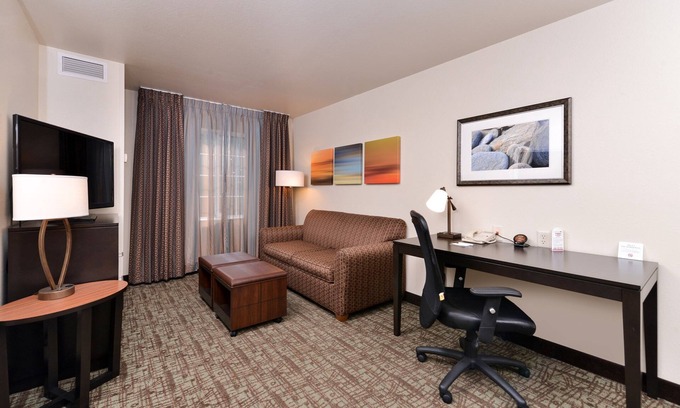 Sioux Falls Condo | Free Breakfast + Indoor Pool + Hot Tub | 10 Minutes from the Zoo