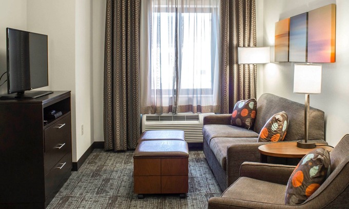 Jacksonville Condo | Free Breakfast. Outdoor Pool. Shared BBQ. Close to Camp Johnson & Camp Gelger.