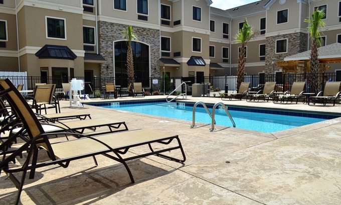 Jacksonville Condo | Free Breakfast. Outdoor Pool. Shared BBQ. Near Camp Gelger.