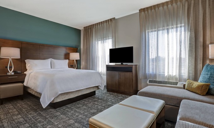 Overland Park Apartment | Free Breakfast. Pool. Shared BBQ. Gym. Close to Overland Park Convention Center!