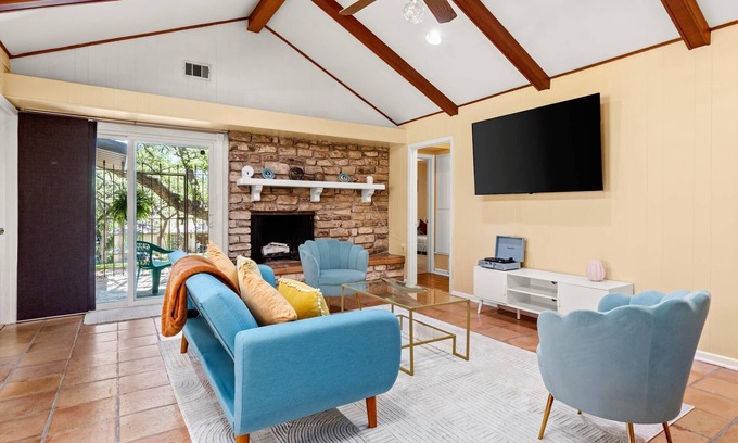 North San Antonio - SAT House | Free Fun Daily Ticket to Attractions, Spacious Mid-Century, Green Space, Sprawling Oaks, Playscape