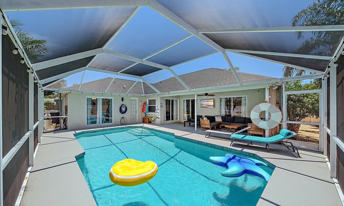 Whitfield House | Free Heated Pool, Baby Gear, Shuffleboard, EV charger, Near beach, UTC mall, SRQ