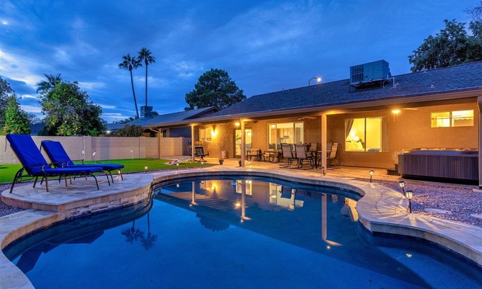 Mesa House | FREE Heated Pool - Hot Tub - Putting Green - Massage Chairs - More!