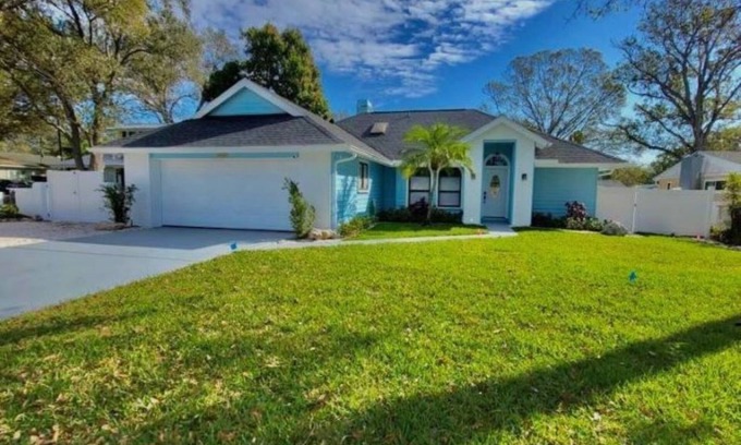 Palma Sola House | FREE HEATED POOL. THE BLUE HOUSE