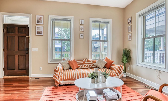 Thomas Square Apartment | Free Late Check-Out - Big Yard + BBQ - Summer Getaway near Starland & River St