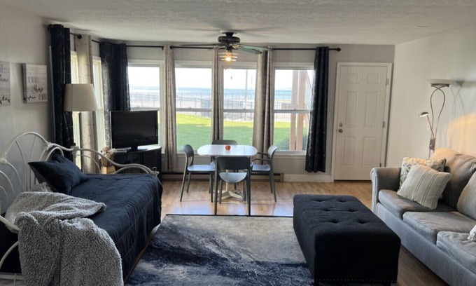 Port Clinton Condo | Free night! Aug4-8 or 11-14 book 3 or4 nights get 1 free First floor condo!