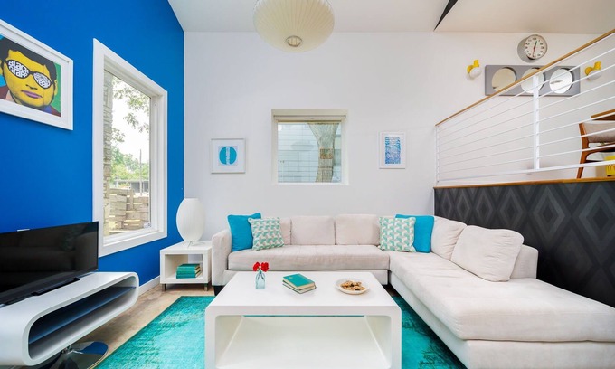 Parker Lane House | Free Parking, 2br, East Riverside - Aqua Blue
