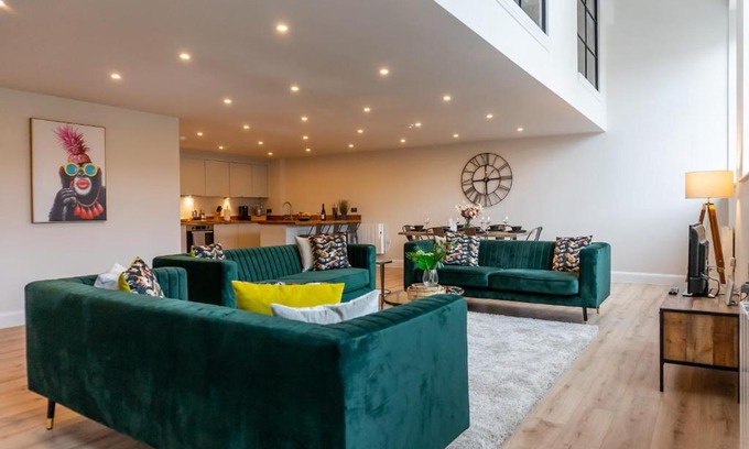 Shrewsbury Apartment | FREE Parking, 3 Bedrooms, Spacious living area, Central, Academy House