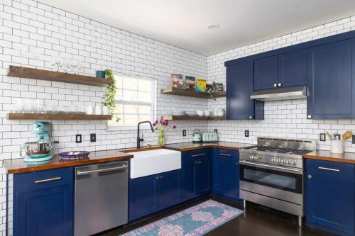 Central East Austin House | Free Parking 3br East Side - Red Door by Portoro