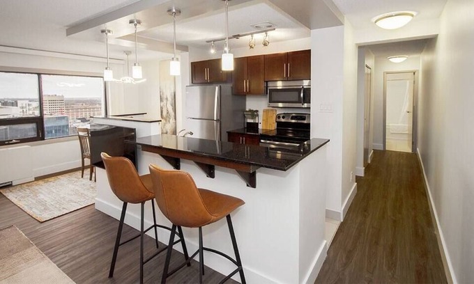 Downtown Winnipeg Apartment | Free Parking and Wi-Fi! Two-bedroom Downtown Suite