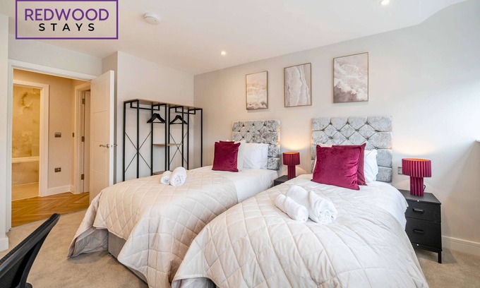 Rushmoor District Apartment | FREE Parking, Hi-Speed WiFi,55 Inch 4K TV LongStay
