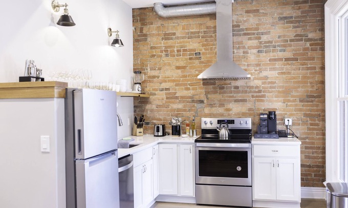 Short North Apartment | Free Parking | King Bed