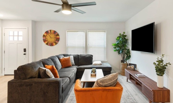 Franklin Park House | Free Parking, Kings Beds, 3 br, South Austin