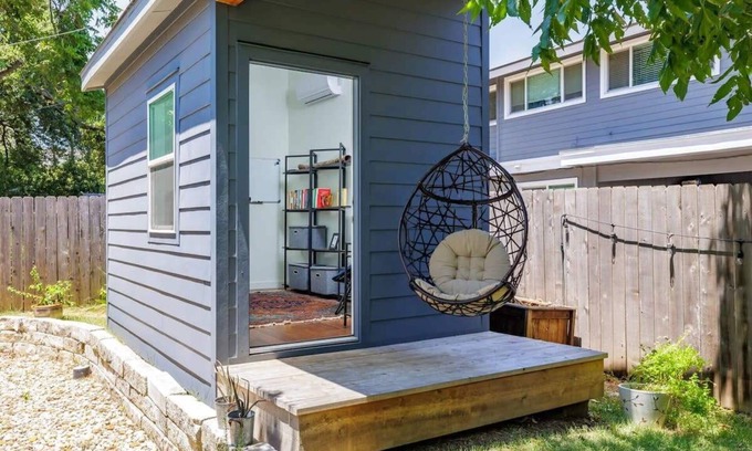 Allandale House | Free Parking, Large Yard, Home Office - 5 Pillars