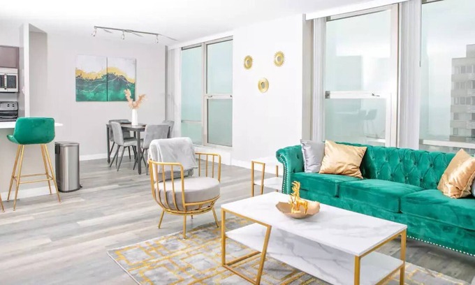Edgewater Beach Apartment | FREE Parking Lovely 2BR in Edgewater Skyline Views