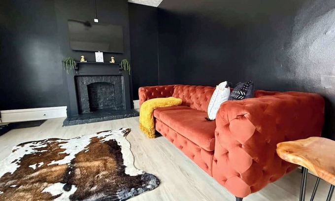 Victorian Village House | Free Parking – PRIME Location – Top Rated