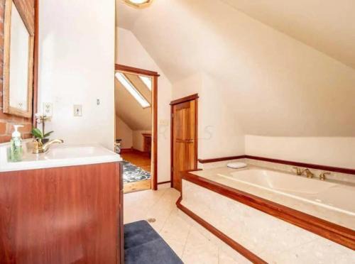 Victorian Village House | Free Parking - Prime Location - Downtown