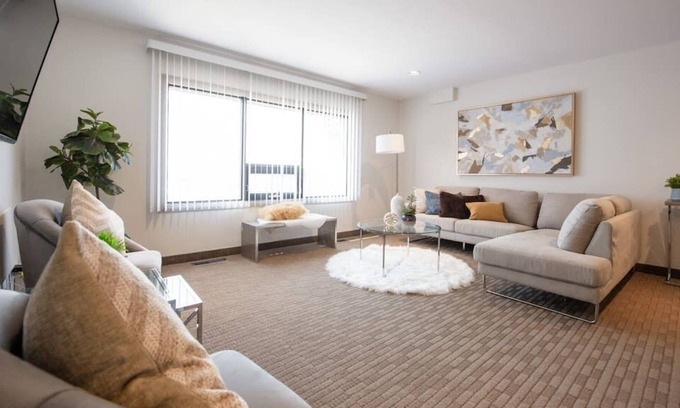 Downtown Winnipeg Apartment | Free Parking & Wi-Fi! Downtown One Bedroom Suite