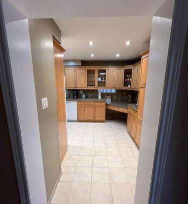 Downtown Mississauga House | FREE STAY HURRY-RAMADAN SPECIAL-Only Applicable Taxes & Fee