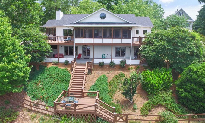Houston House | Free the Happy at Smith Lake