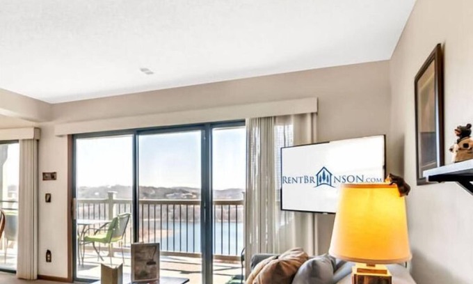Indian Point Condo | Free Tickets, Cozy Condo, 5 minutes from Silver Dollar City, Table Rock Lake Views!