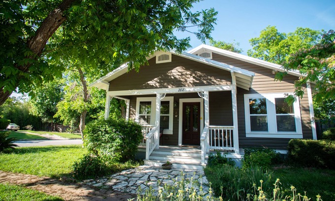New Braunfels House | Free tubes. Schlitterbahn is a 3-minute drive. Walk to the Comal River.