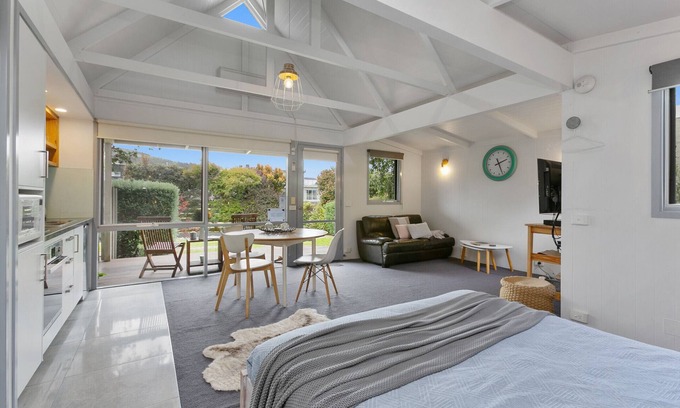 Apollo Bay Apartment | FREE WiFi Apollo Bay Beach Hut Oceanview