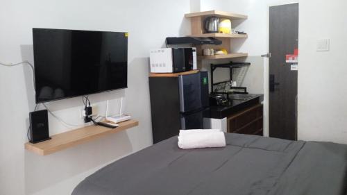Java Apartment | FREE WIFI, NETFLIX, SMART TV, MINERAL WATER, AMENITIES - Studio with Foldable Wall Bed at Serpong Garden Apt