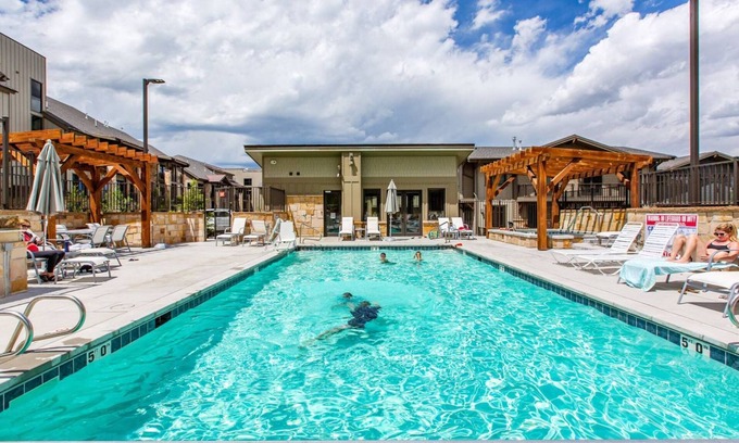Park City Condo | *Free Zip Line Tours* Blackstone at Canyons – Perfect Park City Getaway | Pool | Hot Tub | Fireworks