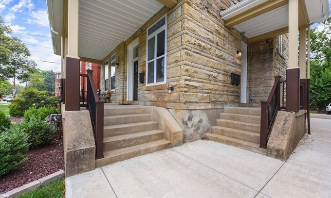 Point Breeze North Apartment | FreeParking+BBQ+Netflix Near Shops in East Liberty