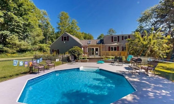Durham House | Freeport Landing Spacious 4-bdrm house pet friendly, swimming pool, private yard