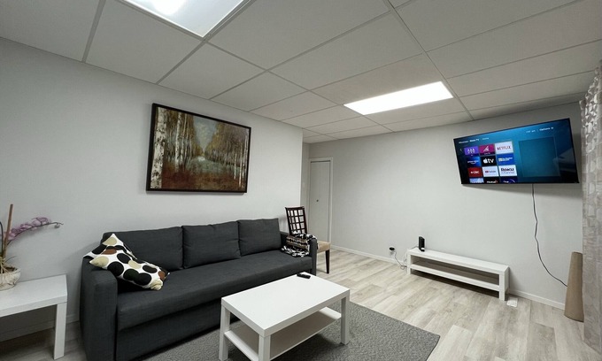 Winnipeg House | French district Main floor of the duplex house - clean and quiet - Pet Friendly!