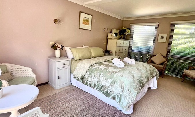 Moss Vale House | French Provincial The Garden Suite @Chapmans + Breakfast + Pets