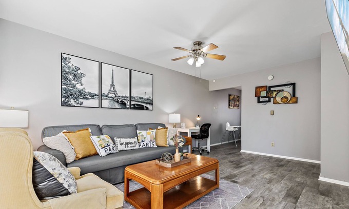 Montgomery Condo | French themed cozy apt w/garage/FastWiFi/Sleeps up to 8/Montgomery.