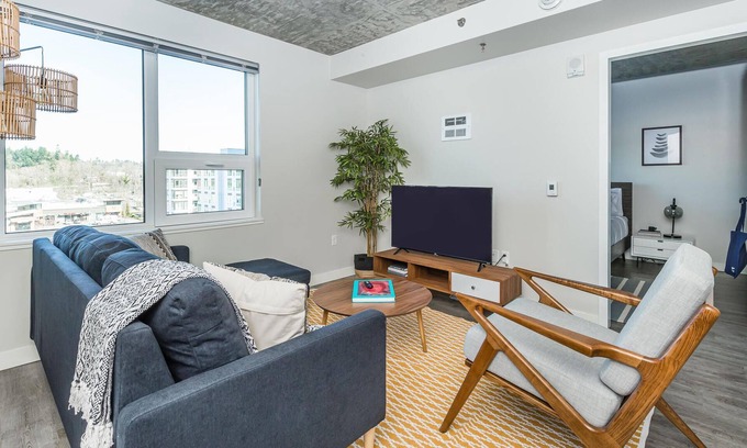 Southcenter Apartment | Fresh 1BR in Tukwila w/ Gym Near Shops + Pets OK