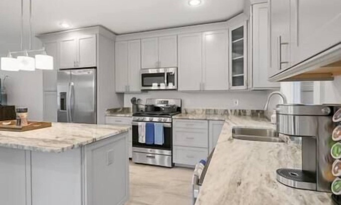 Annandale House | Fresh | 5 bedroom | Luxury | Center | Sunny