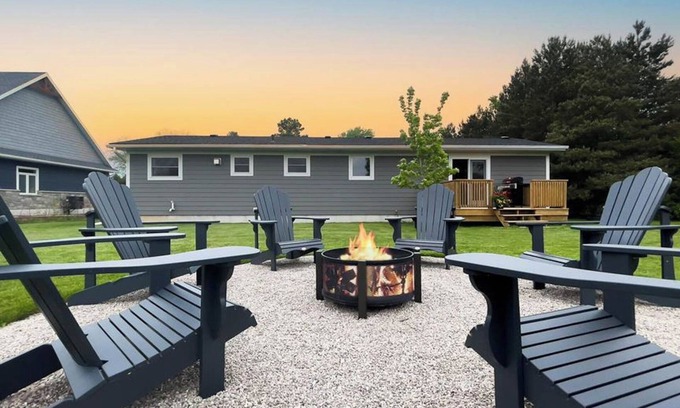 Ontario House | Fresh air and bright spaces - King bed!