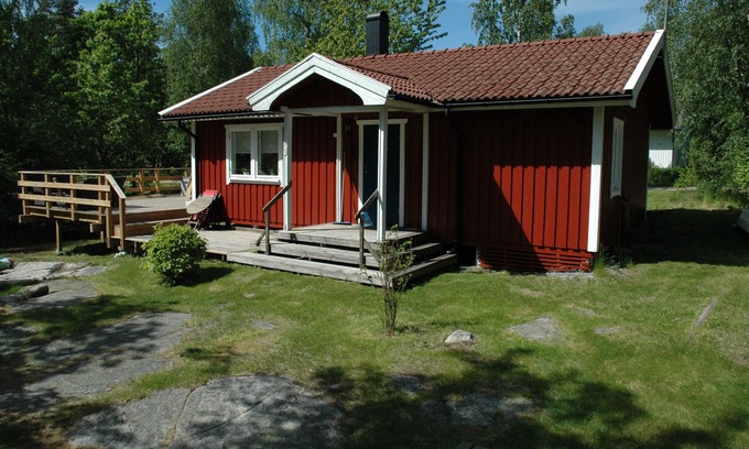 Brastad Cottage | Fresh cottage at beautiful Gullmarsfjorden with glass-enclosed porch