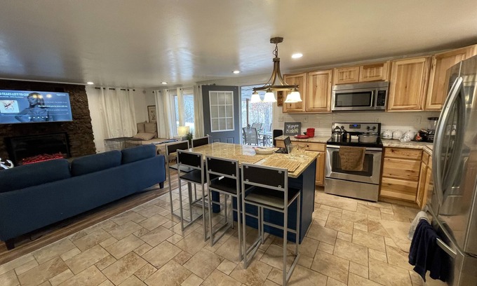 Camdenton House | Fresh decor short walk to dock/swim/boat side tie