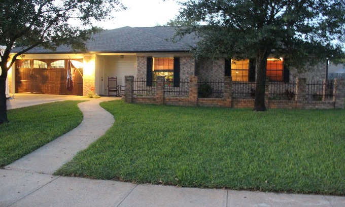 Wheeler Ridge House | Fresh Farmhouse Comfort. Pet Friendly. 4 miles to TX A&M University.