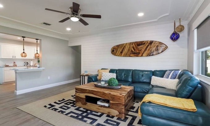 Vamo House | Fresh. Heated Pool.Minutes to Siesta Beach.Office