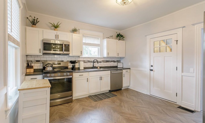 Rochester Apartment | Fresh Modern Apartment - Walking Distance to U of R/Strong Hospital