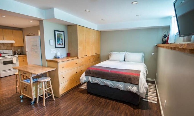 Rossland Apartment | Fresh Studio Apartment in Central Rossland