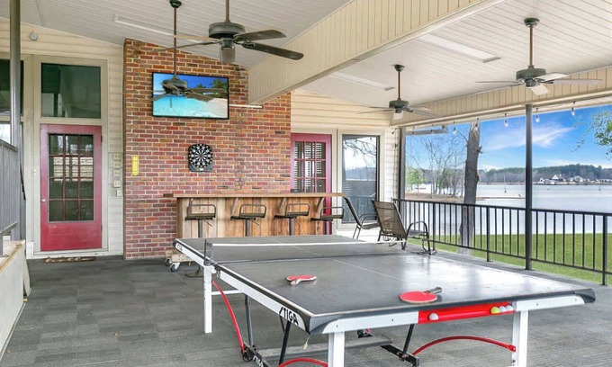 Farmerville House | Freshly Updated | Huge Yard | Sleeps 15