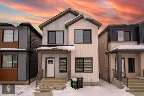 West Edmonton House | FreshModernWEMGarageKingBed