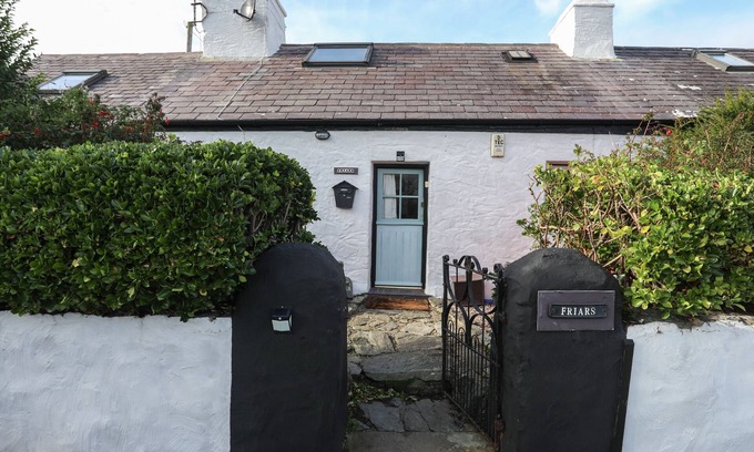Caergeiliog Cottage | FRIARS, pet friendly, with open fire in Llanfair-Yn-Neubwll