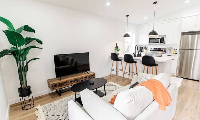 Winnipeg House | *Friendly South | Free Parking | 15 min Downtown*